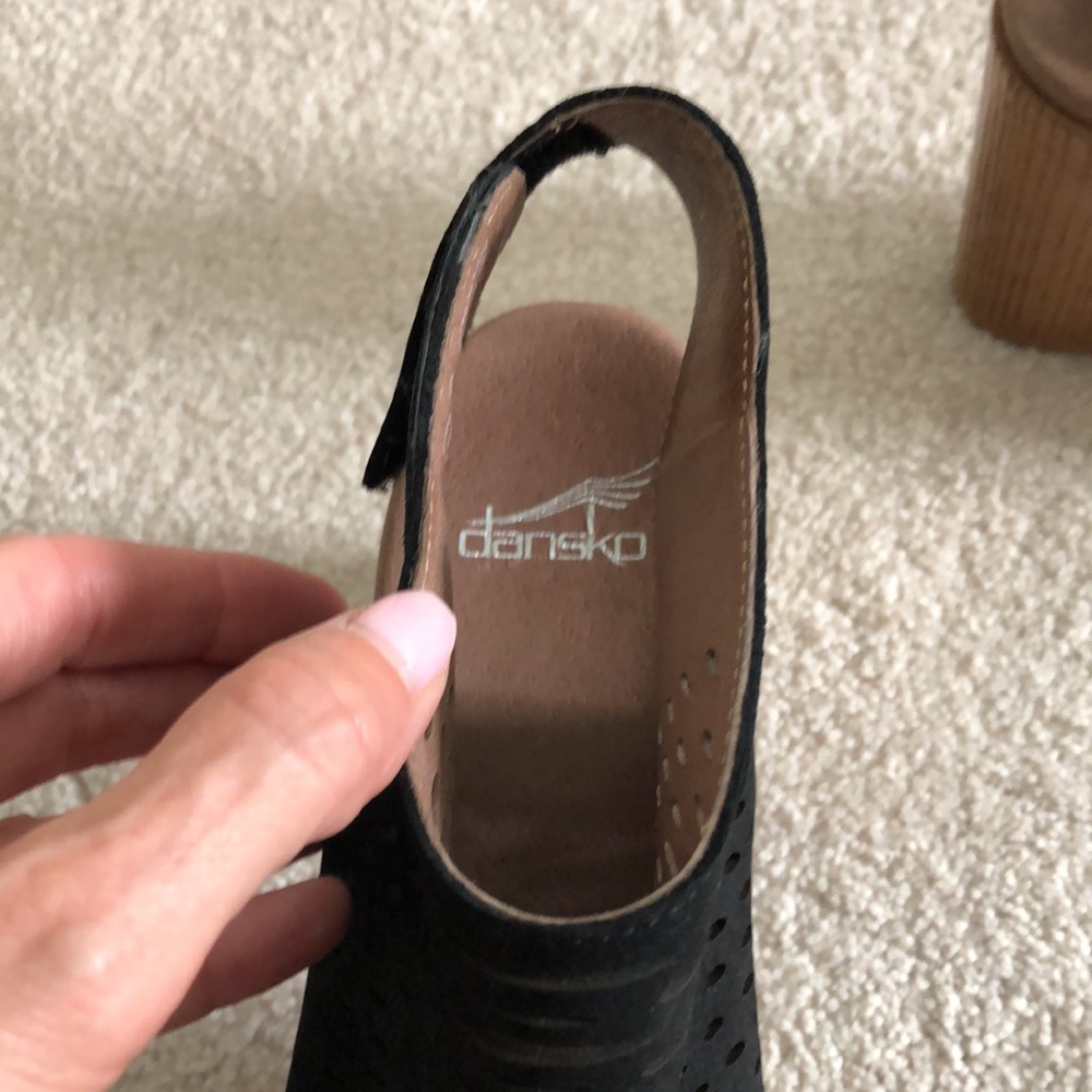 Woman’s open toe Dansko black sandal. Only worn once. - Picture 3 of 5